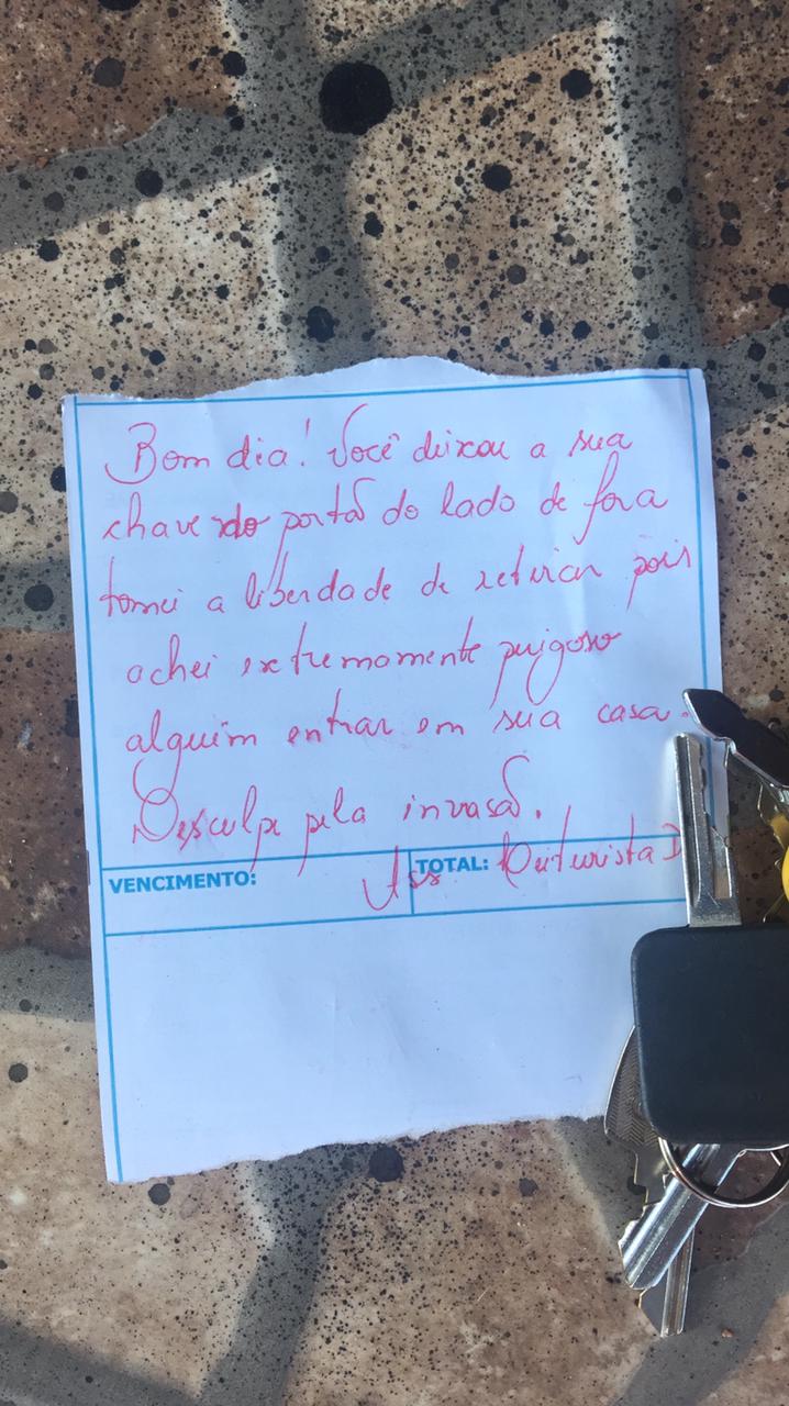 Servidora do Daae guarda molho de chaves esquecido por moradores do Jardim São Francisco