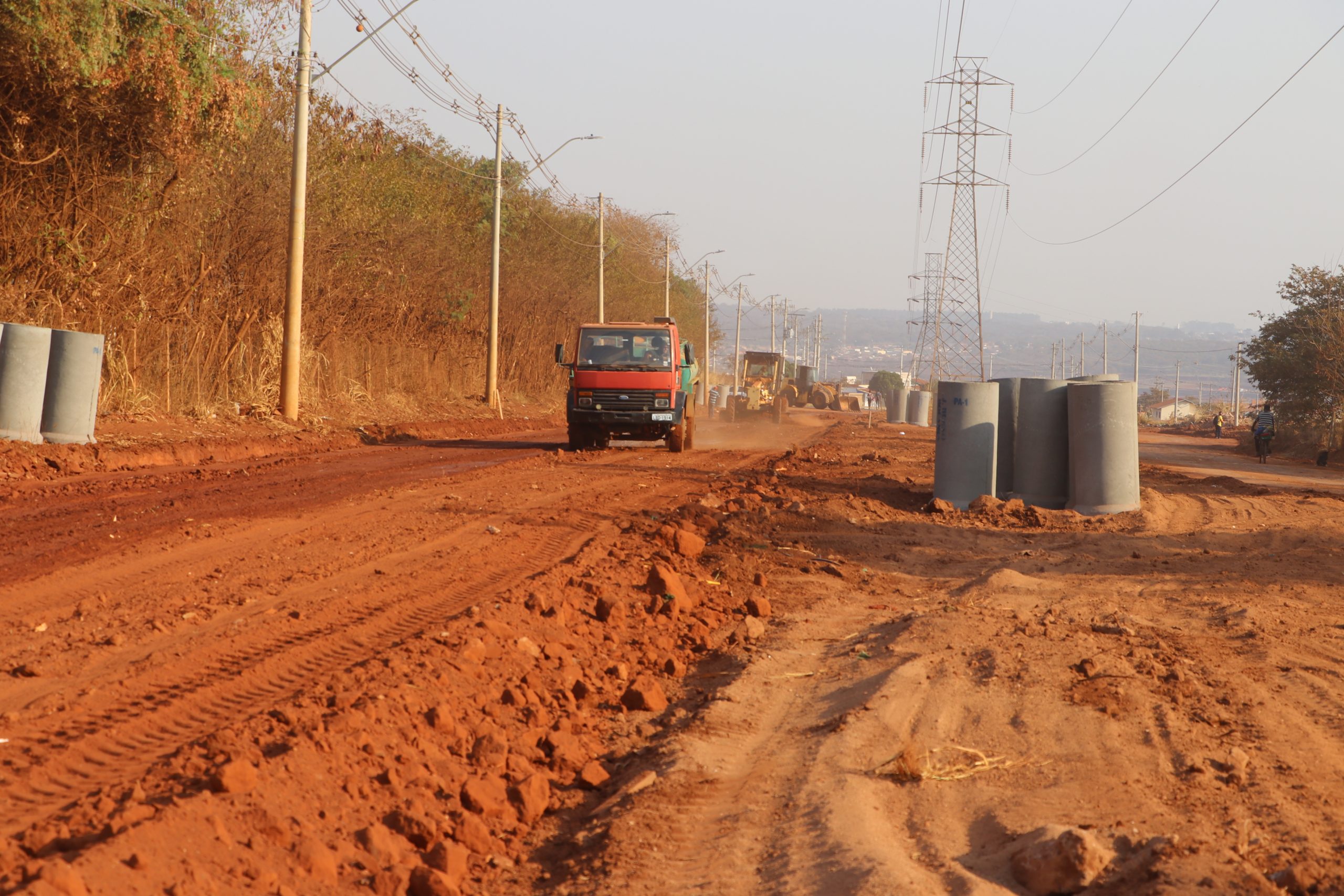 Daae: Simioni vistoria obras de pavimentação na região do Altos de Pinheiros