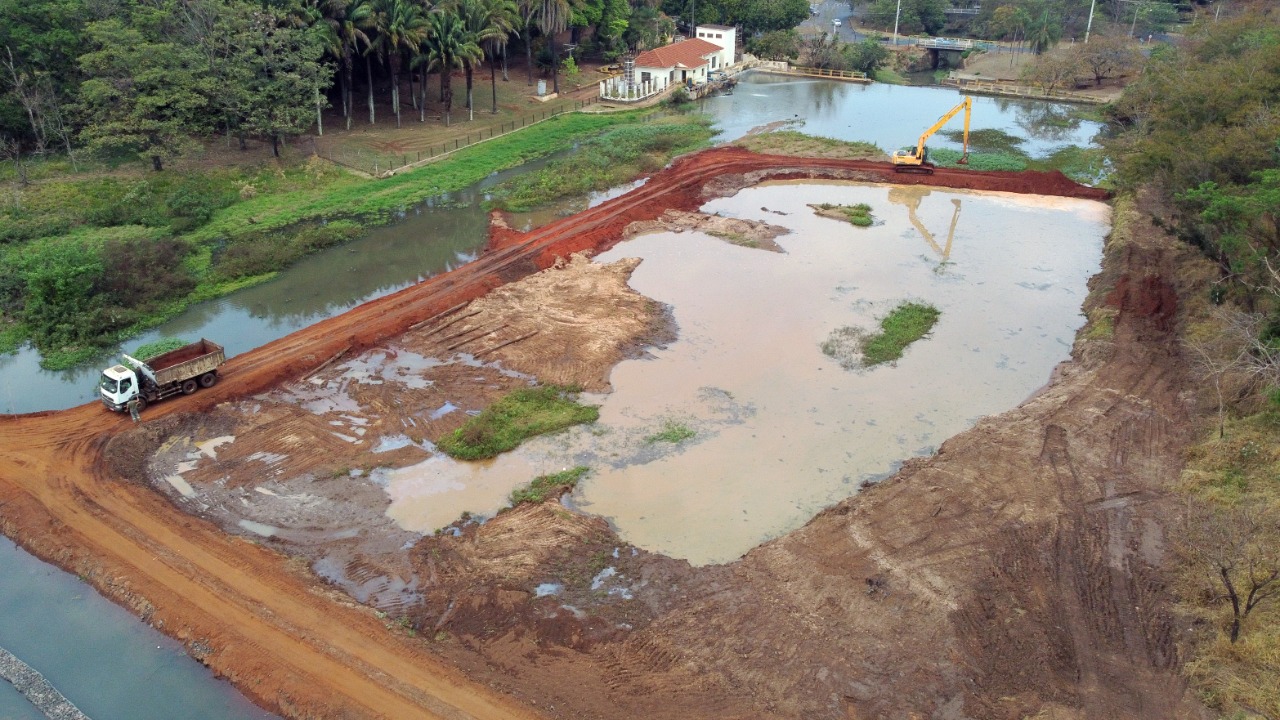 Daae inicia obra de desassoreamento da represa das Cruzes