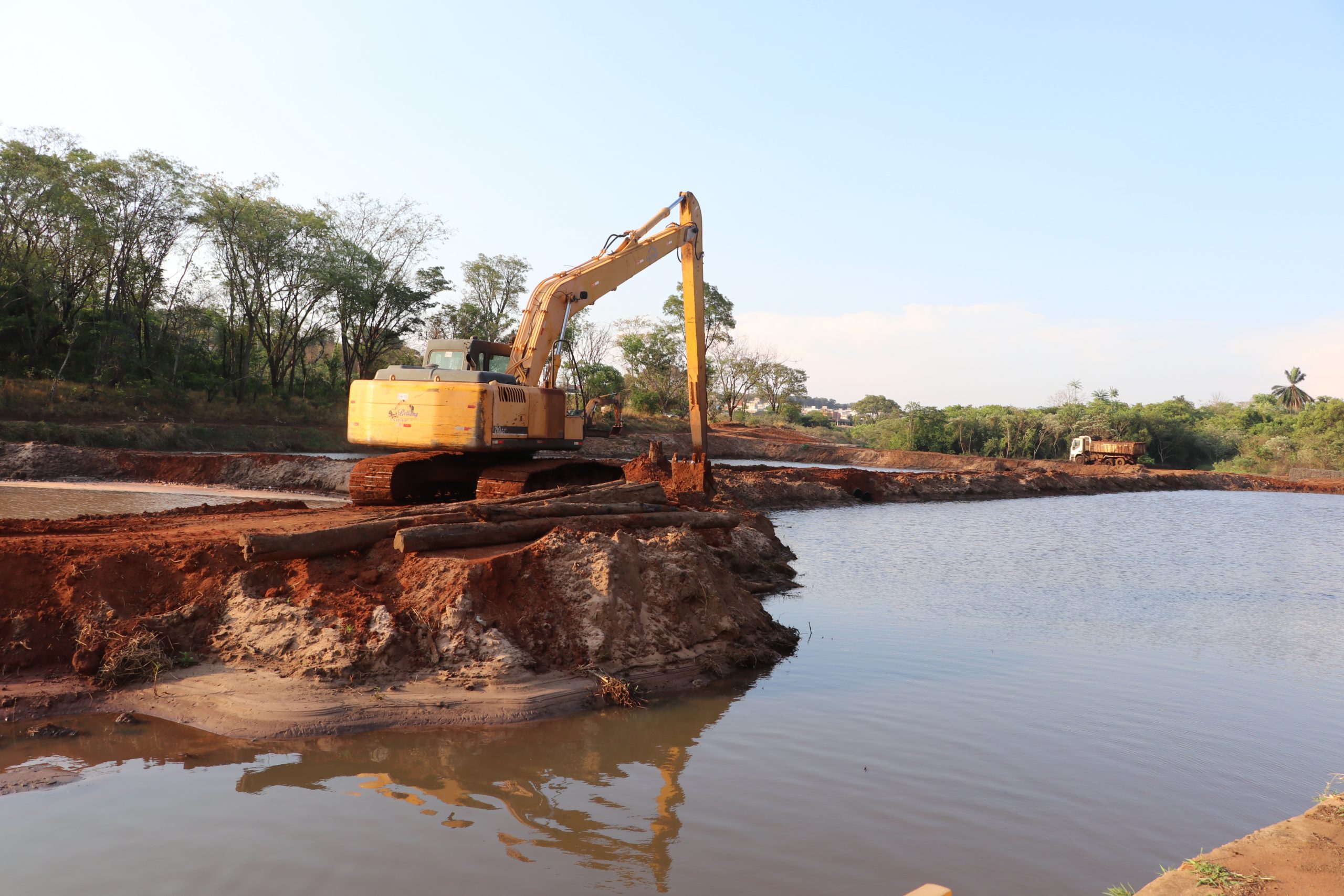 Desassoreamento já retirou 13,8 mil m³ de sedimentos da represa das Cruzes