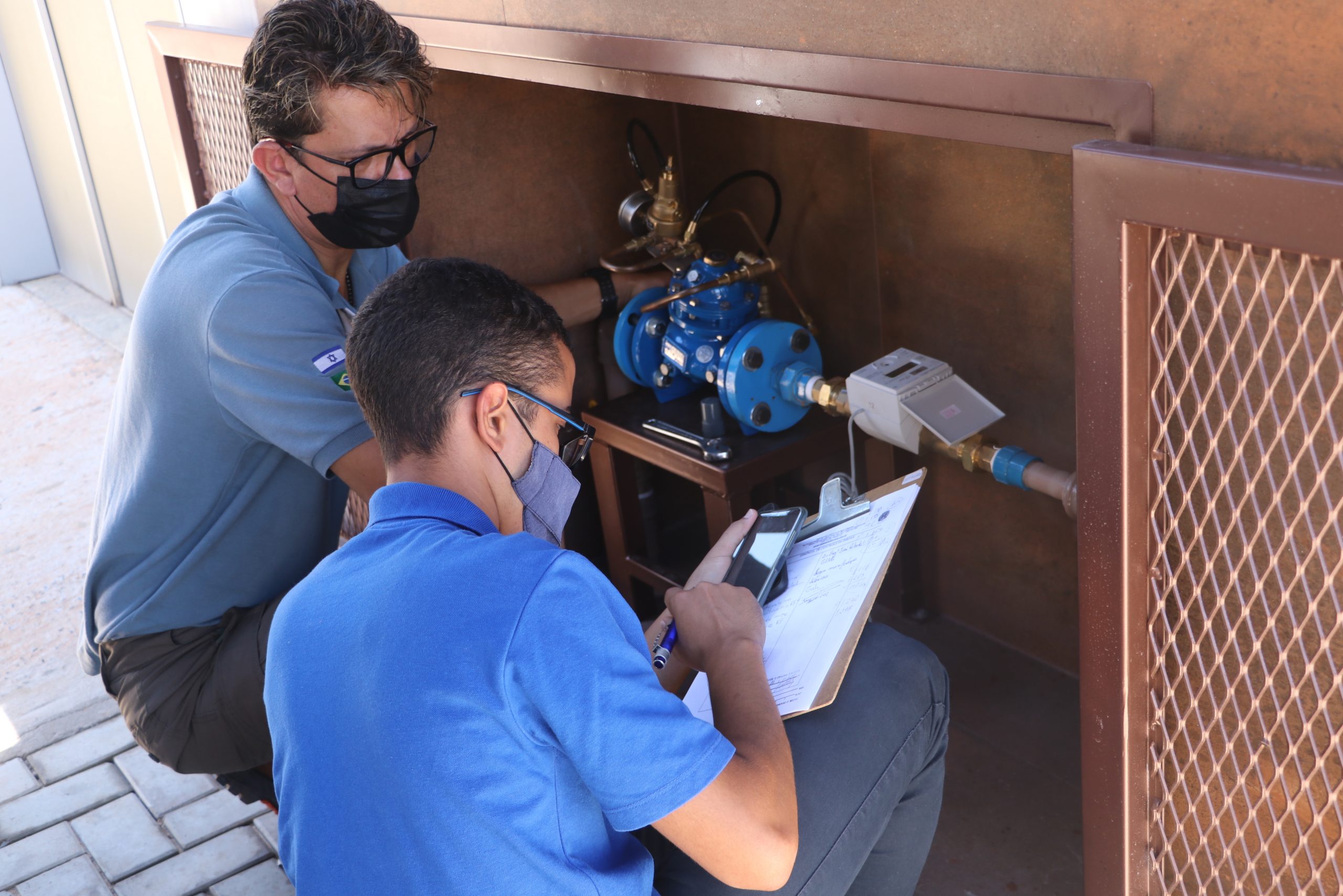 Daae: Equipe técnica calibra válvula limitadora de vazão instalada em edifício