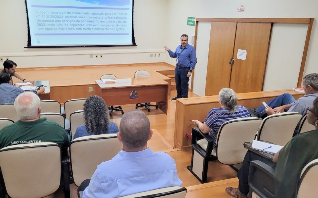 DIRETOR COMERCIAL DO DAAE MINISTRA PALESTRA NA REUNIÃO DO COMDEMA