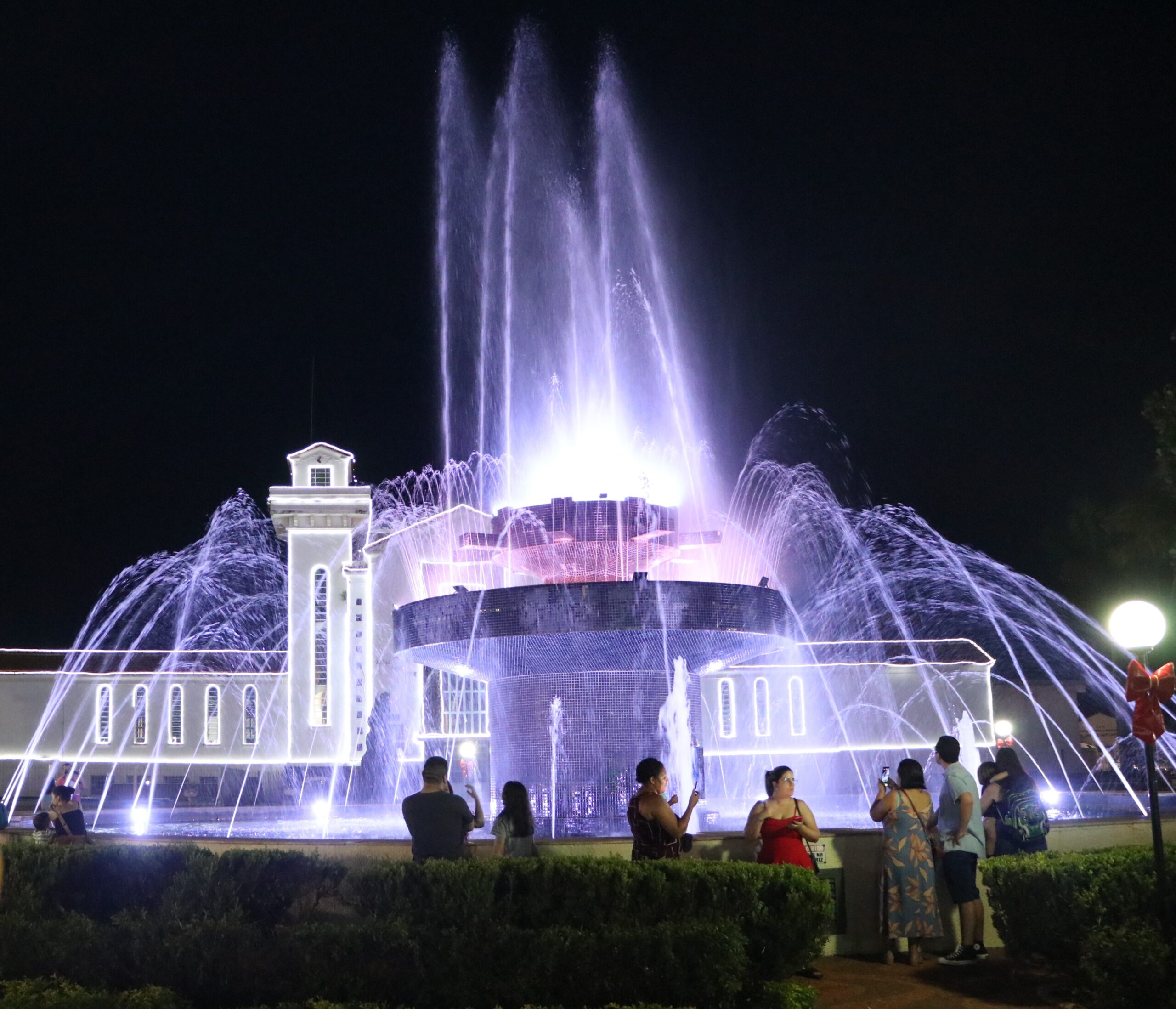 LUZES E PAPAI NOEL DÃO INÍCIO AO “NATAL NA PRAÇA” DO DAAE