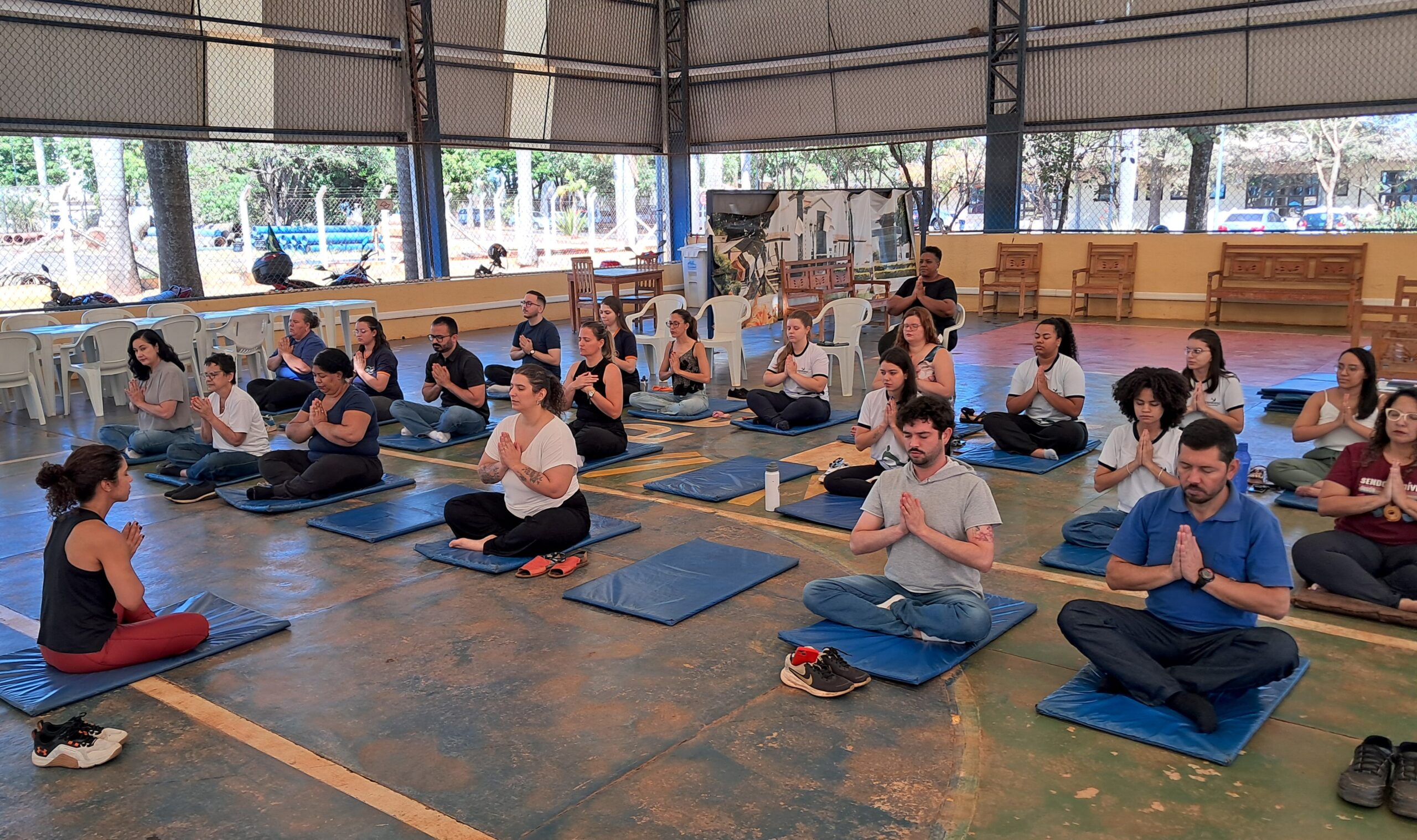 SERVIDORES DO DAAE PARTICIPAM DE SESSÃO DE MEDITAÇÃO NA SEMANA DA SAÚDE MENTAL