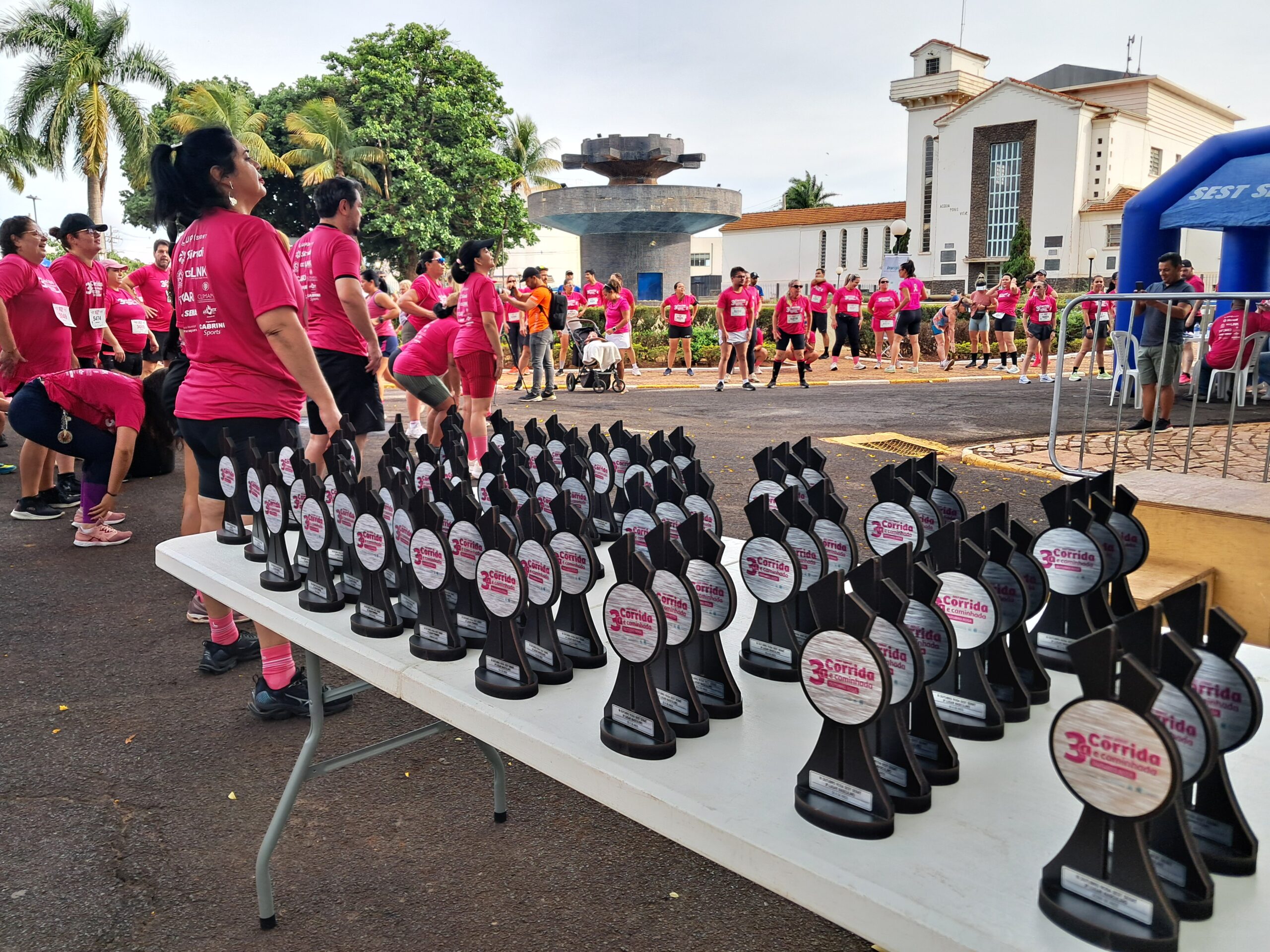 3ª CORRIDA E CAMINHADA OUTUBRO ROSA MOBILIZA ARARAQUARENSES NO DIA DA CRIANÇA