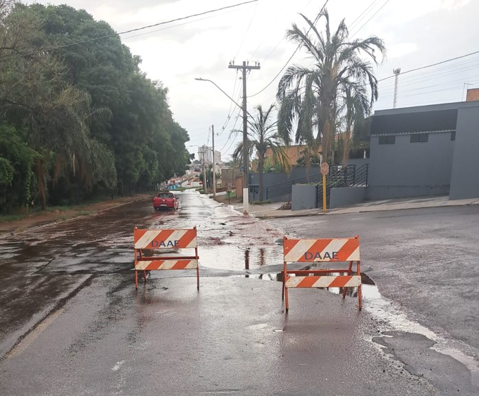 SERVIÇO EMERGENCIAL NO JARDIM ARANGÁ (17/10)
