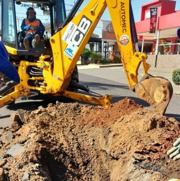 SERVIÇO EMERGENCIAL DO DAAE INTERDITA TRÂNSITO NA RUA 1