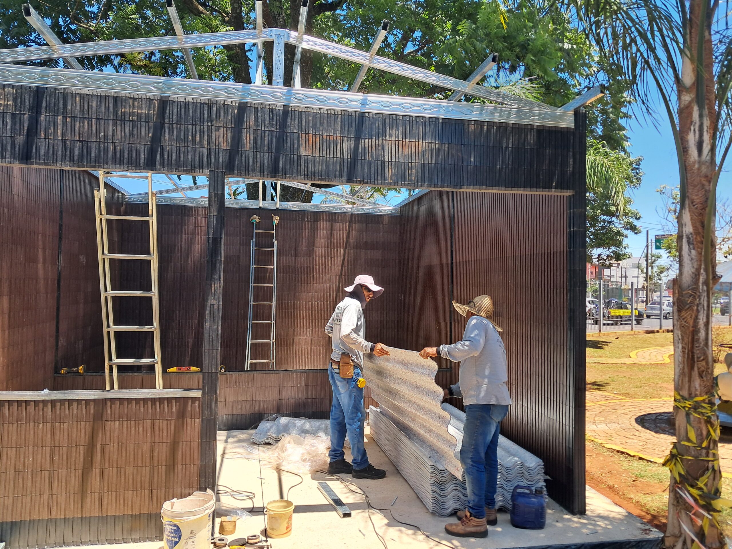 DAAE VIABILIZA PARCERIAS E RECONSTRÓI CASINHA DO PRESÉPIO NA PRAÇA DA FONTE
