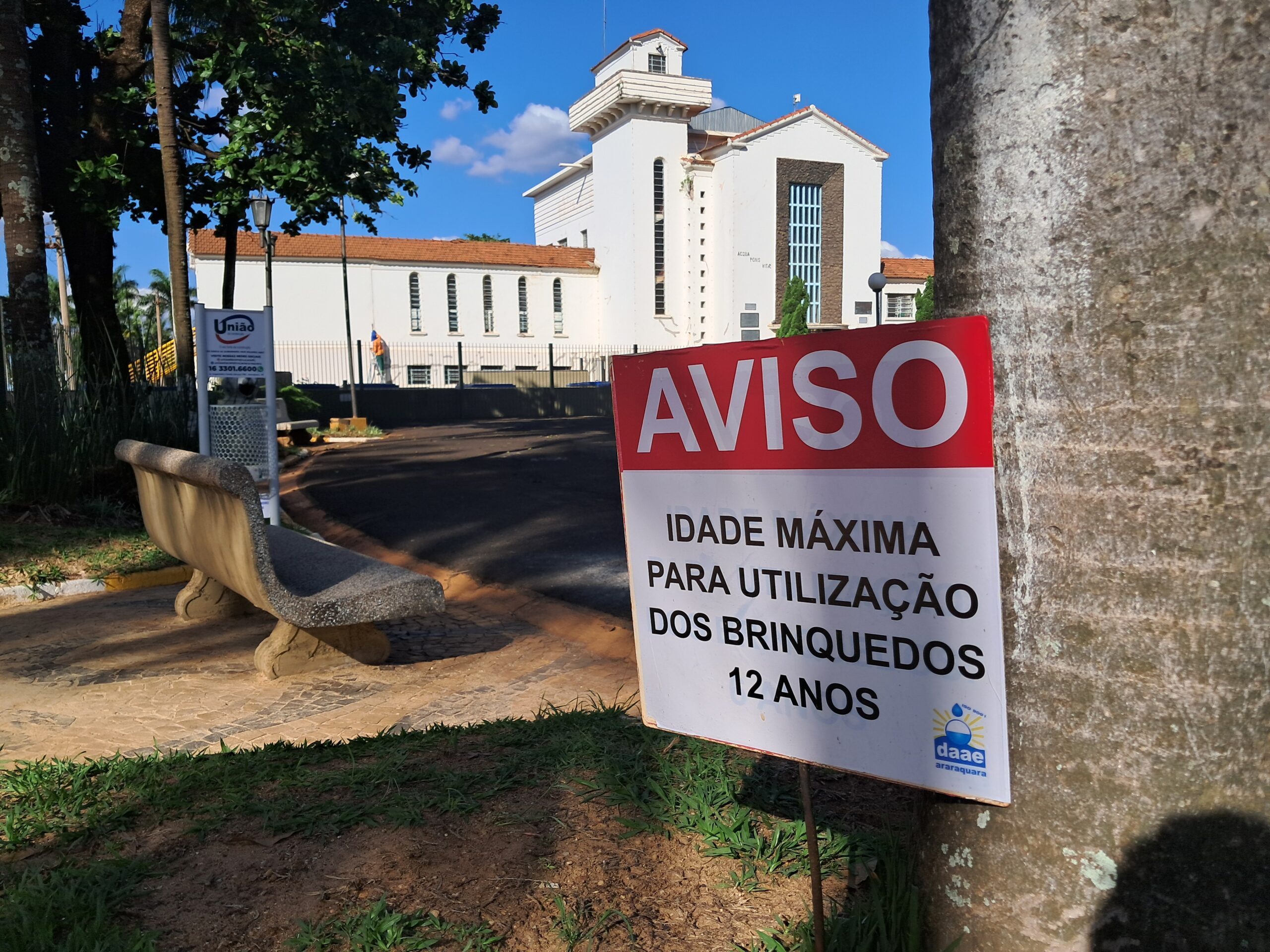 PRAÇA DO DAAE TEM PLACAS INDICANDO A IDADE CORRETA PARA USO DOS BRINQUEDOS