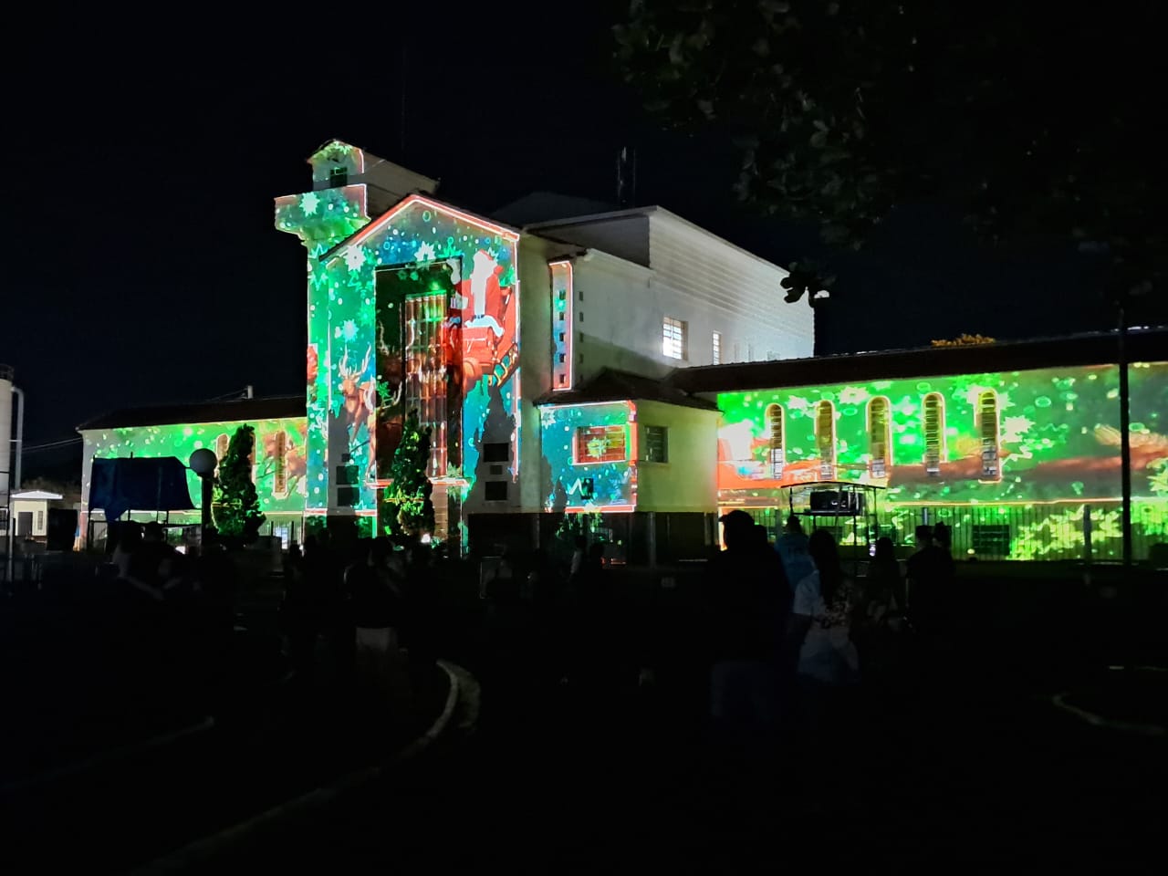 LUZES, ENCANTO E SORRISOS