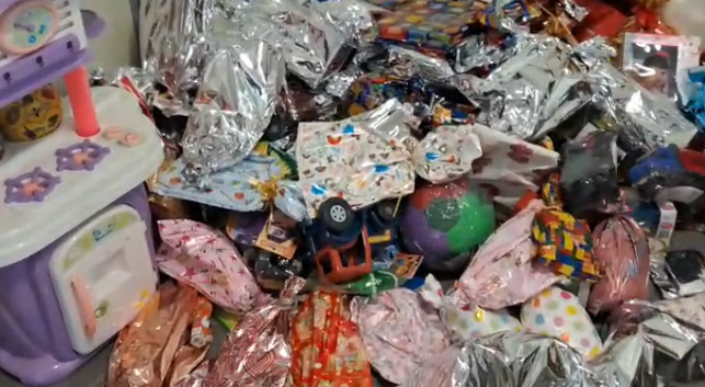 Leia mais sobre o artigo NATAL ILUMINADO É SOLIDARIEDADE: VÁ À PRAÇA E LEVE UM BRINQUEDO!