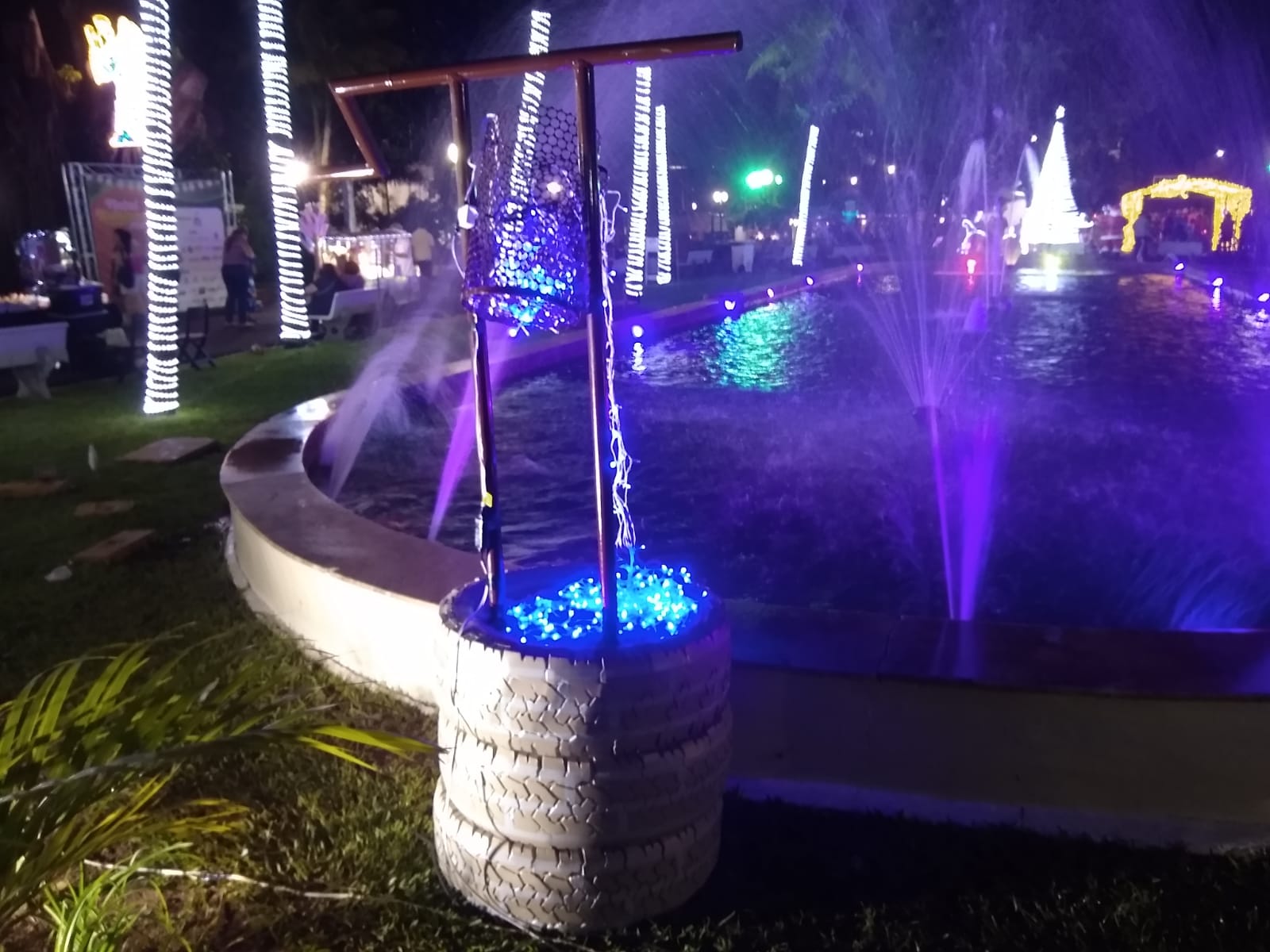 VÍDEO: VEJA COMO FOI CONSTRUÍDO O POÇO DE LUZES DO NATAL NA PRAÇA