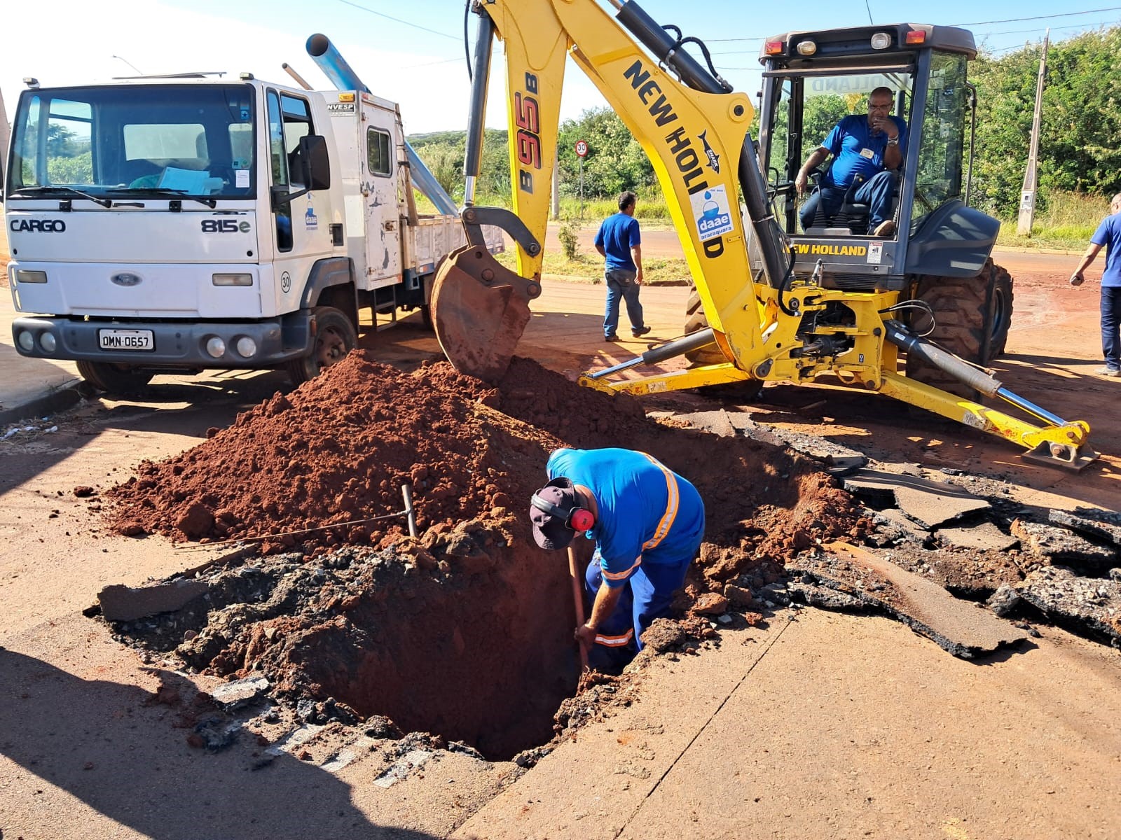 SERVIÇO EMERGENCIAL NO JARDIM REGINA (09/01)