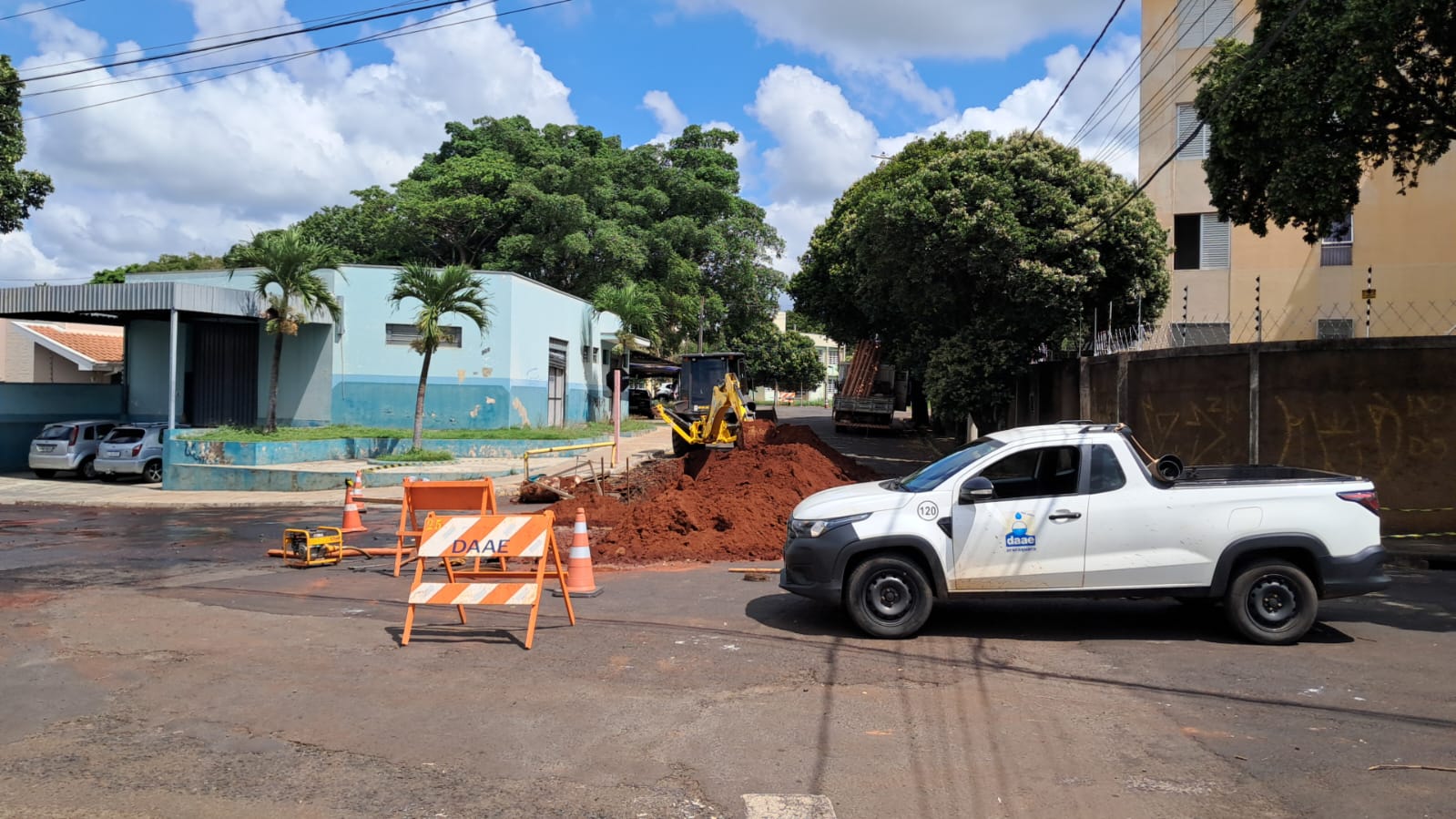 SERVIÇO EMERGENCIAL NO JARDIM VITÓRIA (25/03)