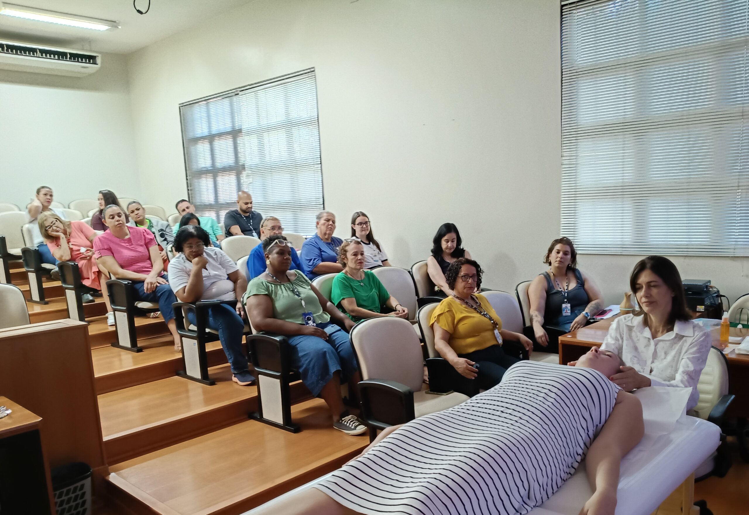 MÊS DA MULHER NO DAAE: SERVIDORES PARTICIPAM DE ATIVIDADE COM TERAPEUTA INTEGRATIVA