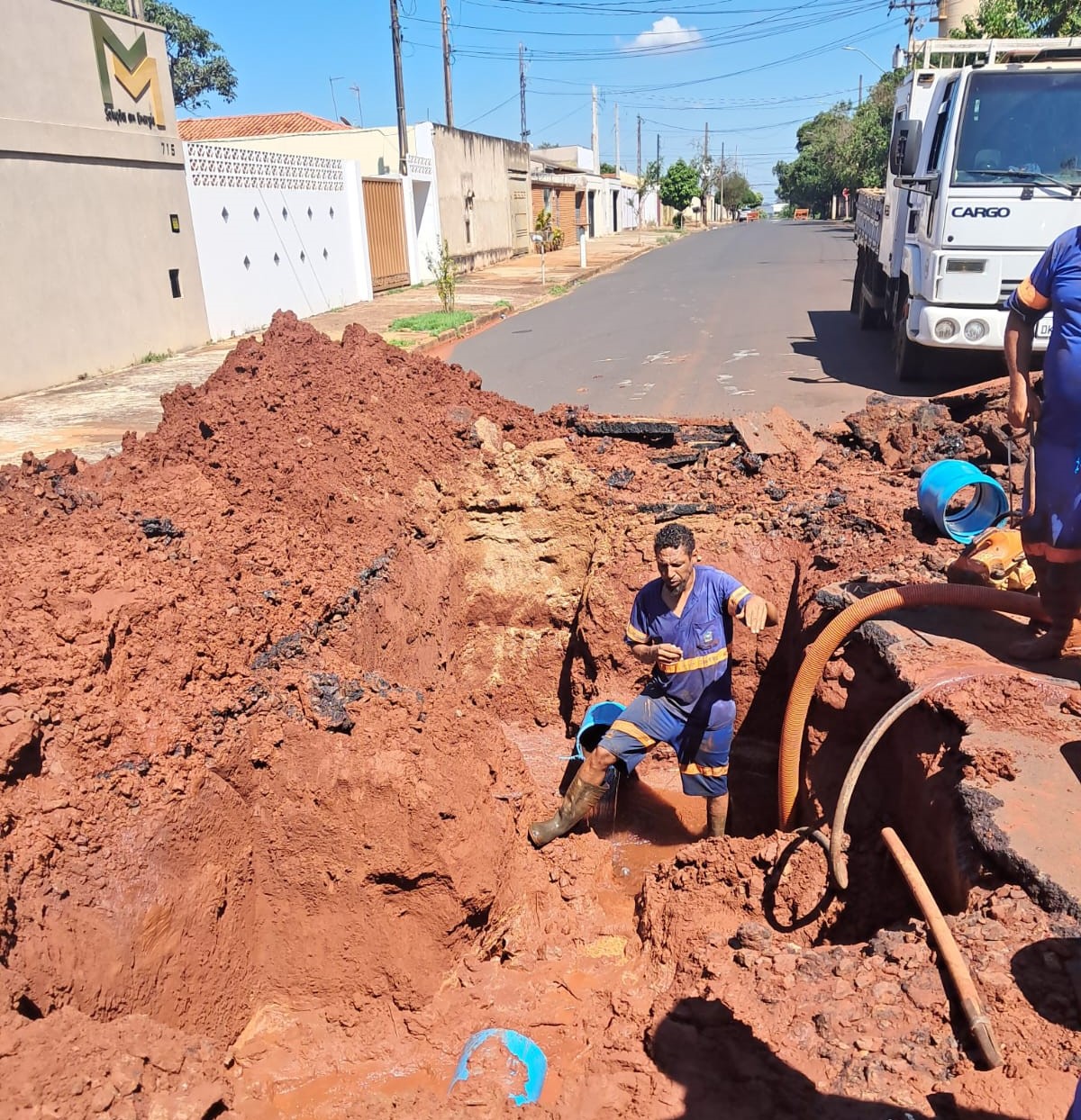 SERVIÇO EMERGENCIAL NO JARDIM UNIVERSAL (30/03)