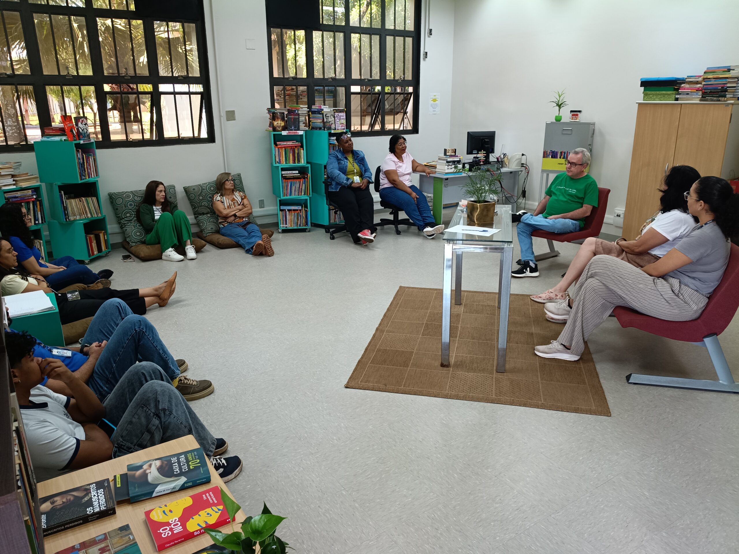 RODA DE CONVERSA COM PROFESSOR MARCA DIA MUNDIAL DO LIVRO NO DAAE