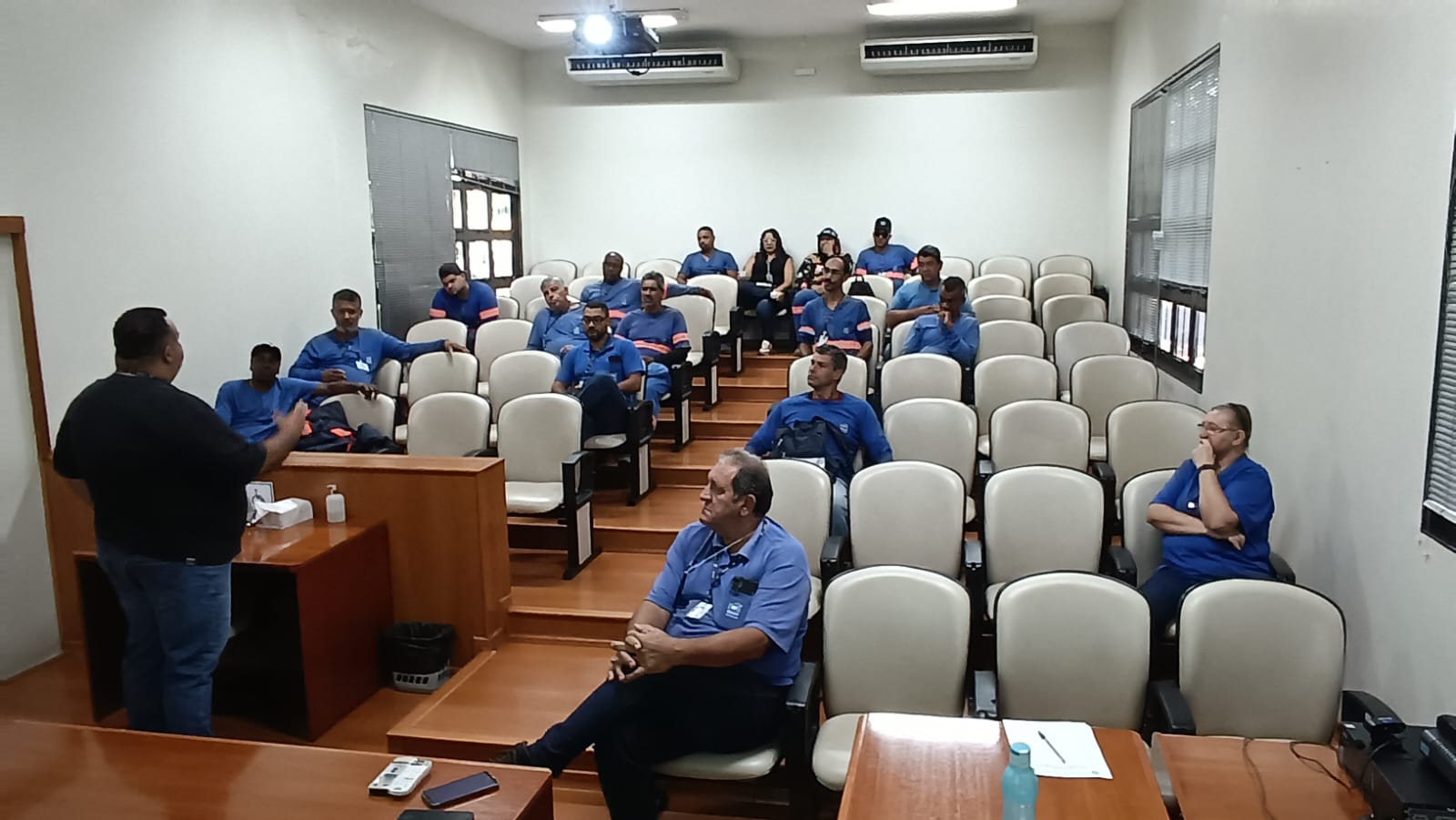 SERVIDORES PARTICIPAM DE PALESTRA DE CONSCIENTIZAÇÃO SOBRE SEGURANÇA E SAÚDE DO TRABALHADOR
