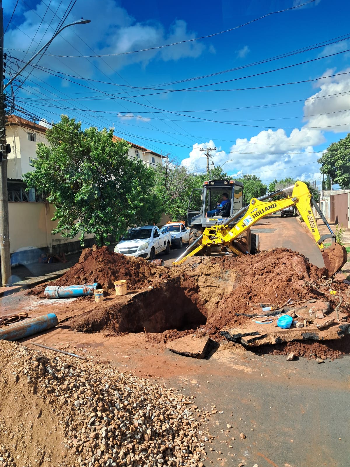 SERVIÇO EMERGENCIAL NO JARDIM UNIVERSAL (09/04)