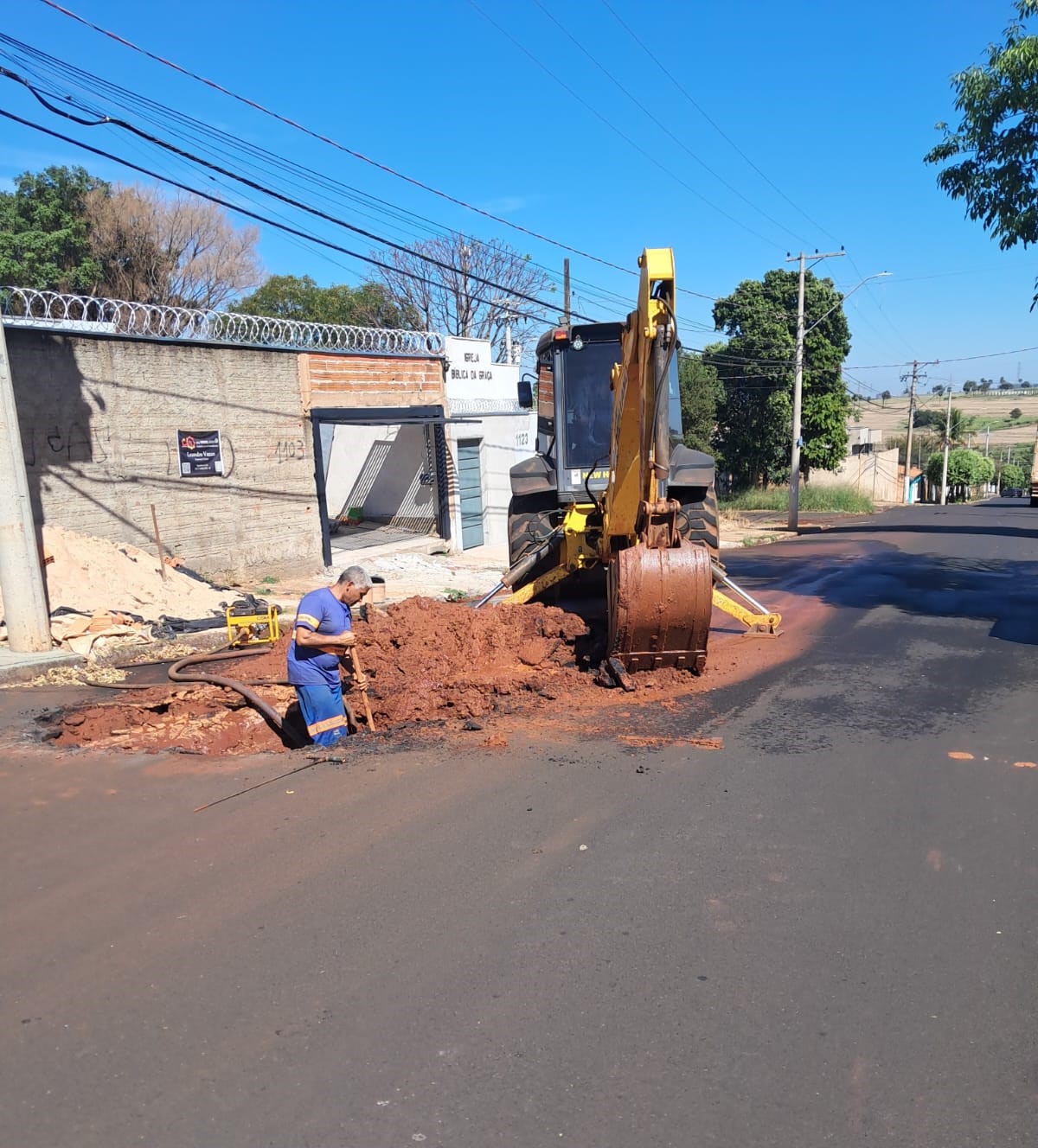 SERVIÇO EMERGENCIAL NO JARDIM UNIVERSAL (06/05)