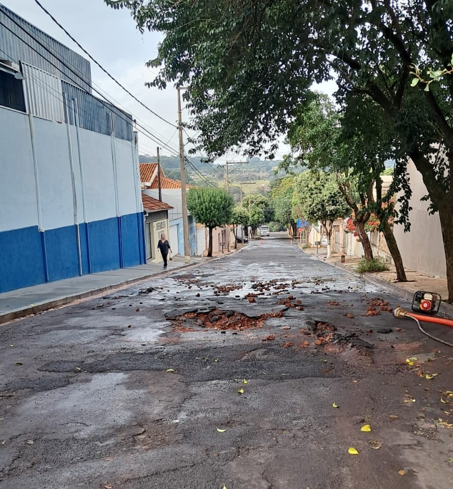 SERVIÇO EMERGENCIAL NO JARDIM SANTA LÚCIA (21/05)