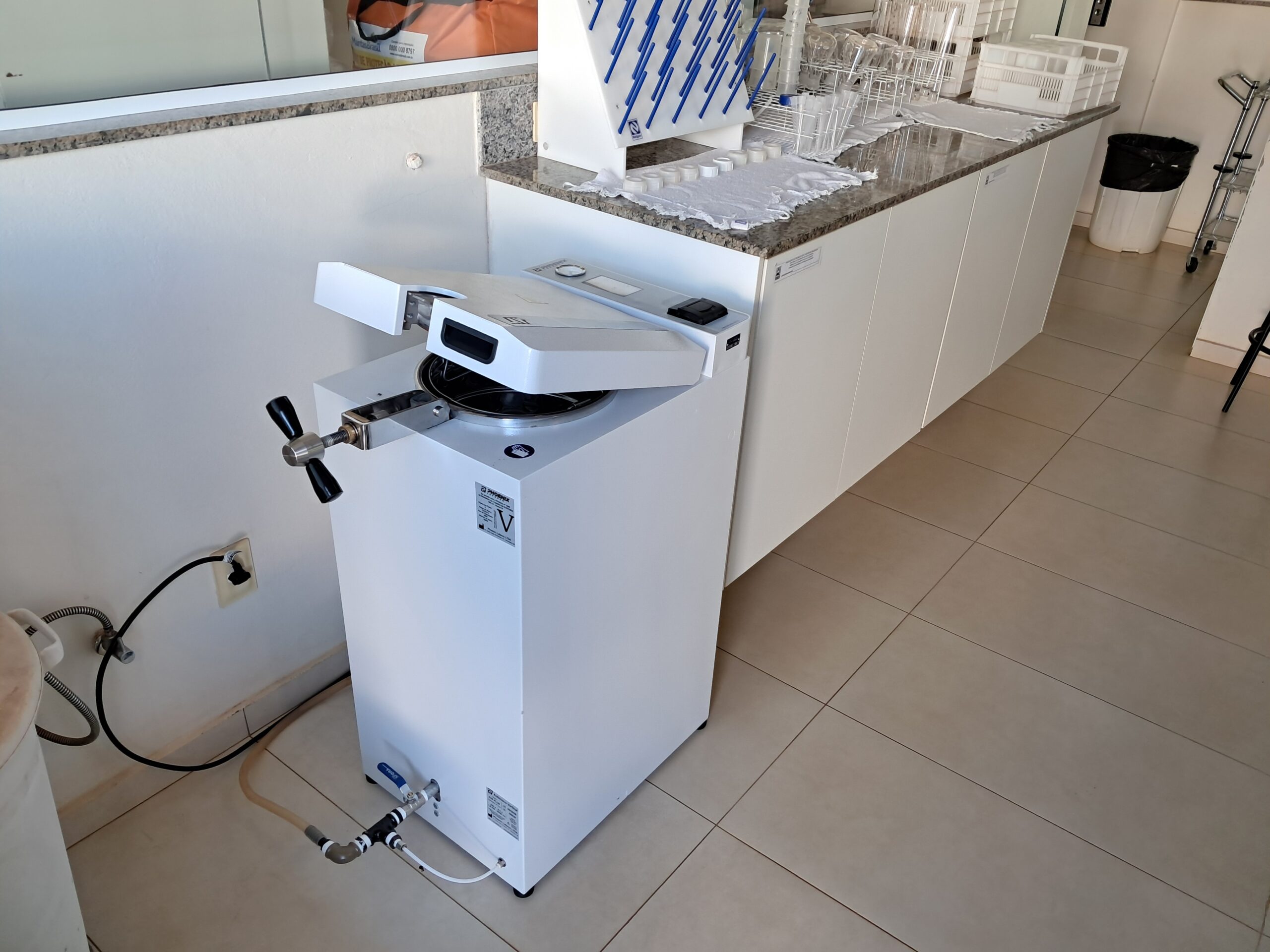 DAAE INVESTE EM NOVA AUTOCLAVE PARA MODERNIZAR OS PROCESSOS DO LABORATÓRIO DE ANÁLISES E CONTROLE DA QUALIDADE