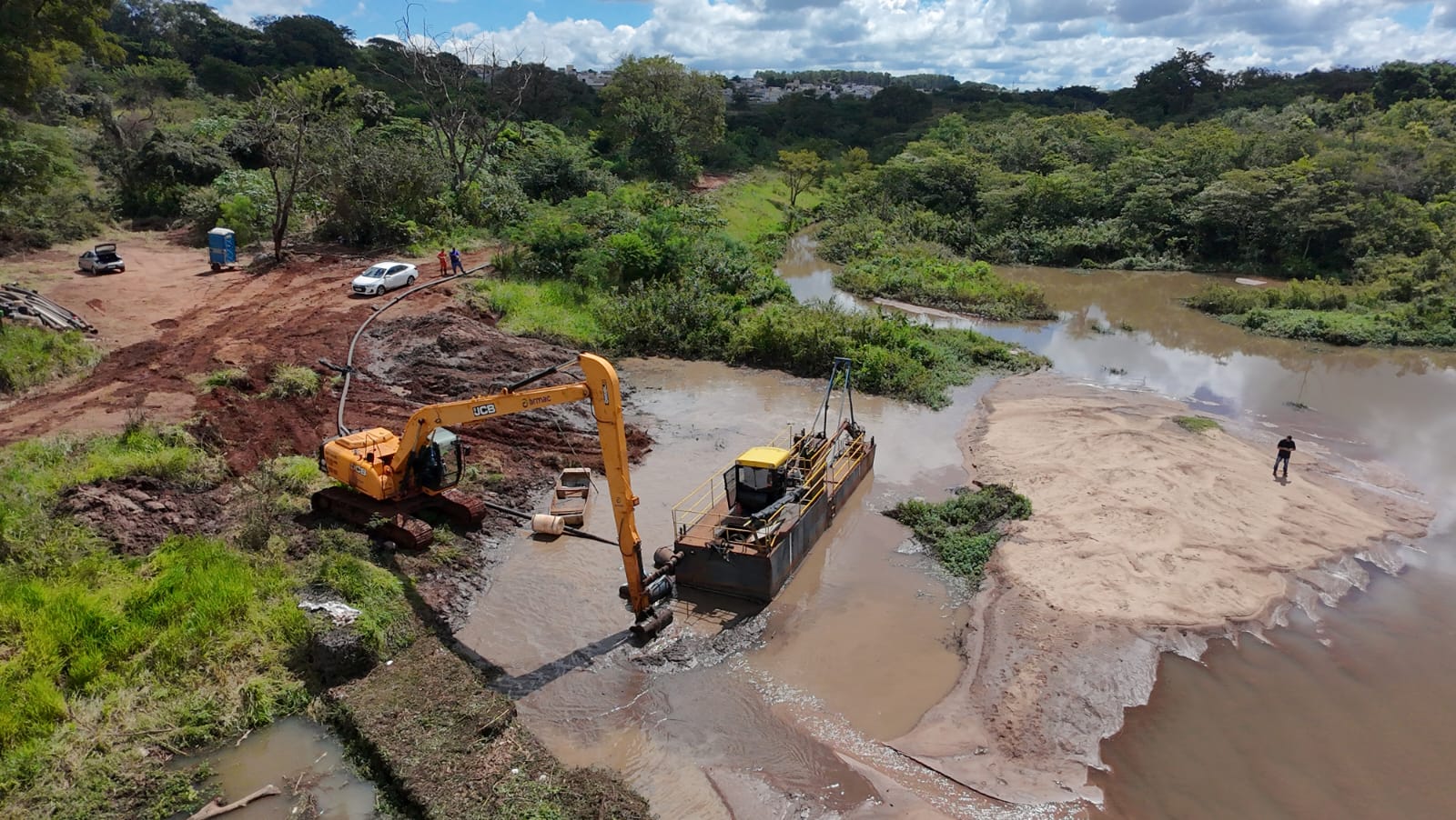 DAAE REALIZA SERVIÇO DE DRAGAGEM DE RESÍDUOS SÓLIDOS NA CAPTAÇÃO DO RIBEIRÃO DAS CRUZES