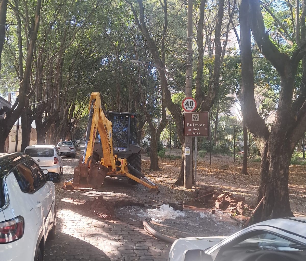 SERVIÇO EMERGENCIAL NA ÁREA CENTRAL DA CIDADE (18/08)