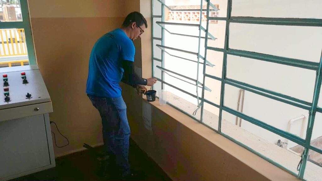 Servidor da Divisão de Vigilância Ambiental em Saúde faz retirada de material e substituição da palheta da Ovitrampa