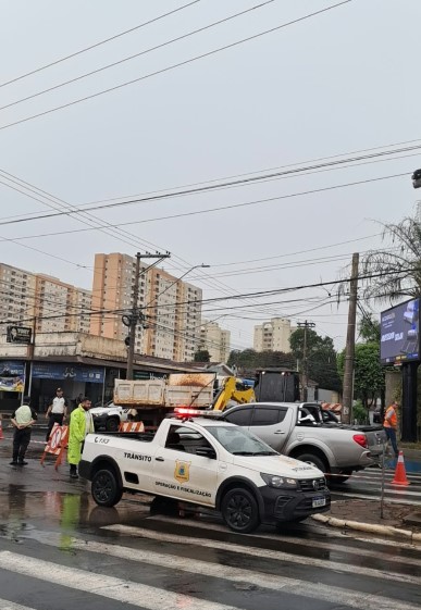 SERVIÇO EMERGENCIAL INTERROMPE TRÂNSITO NA VILA XAVIER (05/10)